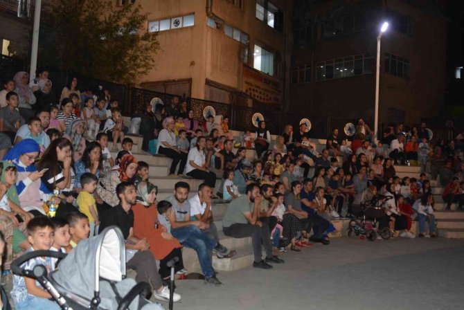 Hakkari’de ‘Çiçekli Park’ Adlı Tiyatro Oyunu Sahnelendi