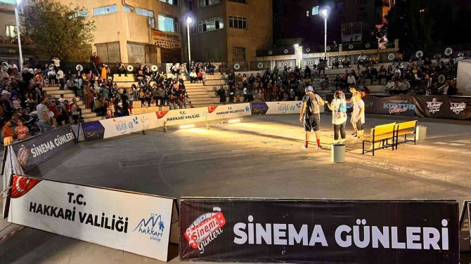 Hakkari’de ‘Çiçekli Park’ Adlı Tiyatro Oyunu Sahnelendi