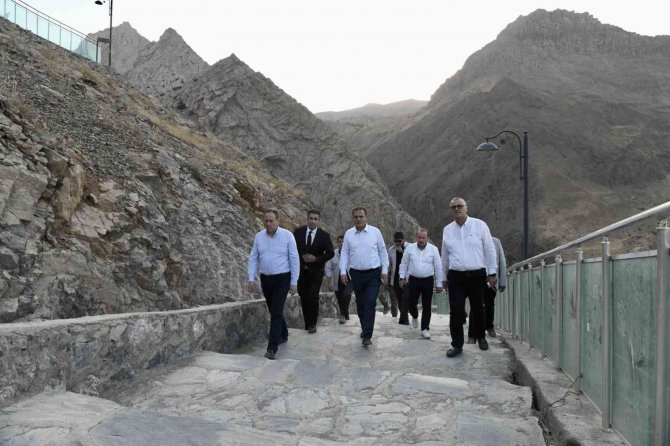 Vali Akbıyık, Çalışmaları Yerinde İnceledi