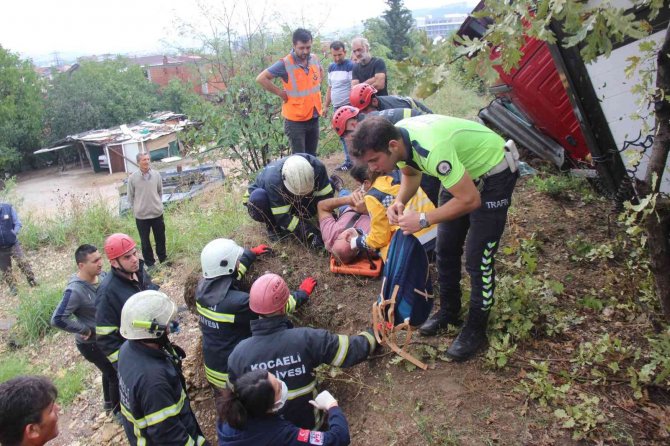 Yağış Kazayı Beraberinde Getirdi, Tem’de Tır Ağaçlık Alana Girdi: 1 Yaralı