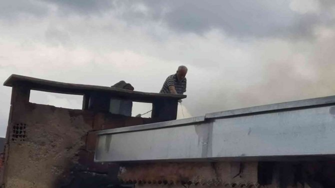 Bursa’daki Ev Yangınında Patlama Anı Kameraya Yansıdı