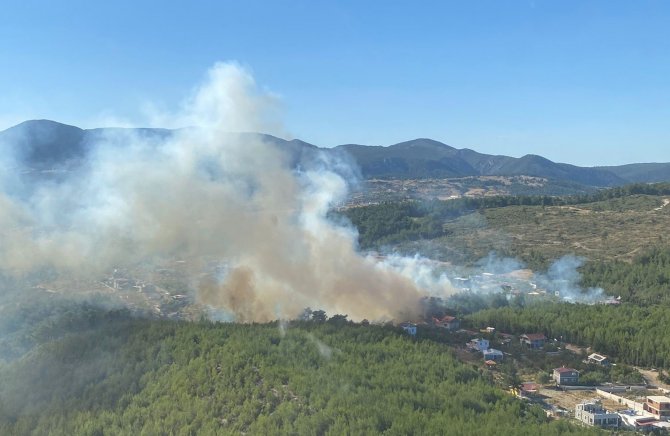 İ̇zmir’de Ormanlık Alanda Yangına Havadan Ve Karadan Müdahale