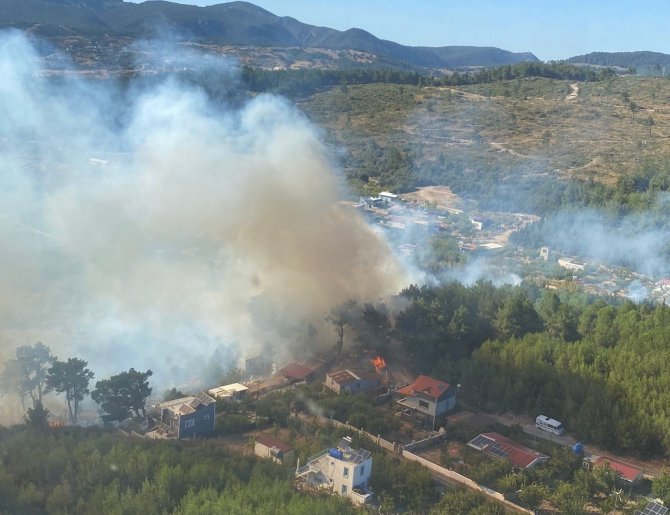 İ̇zmir’de Ormanlık Alanda Yangına Havadan Ve Karadan Müdahale