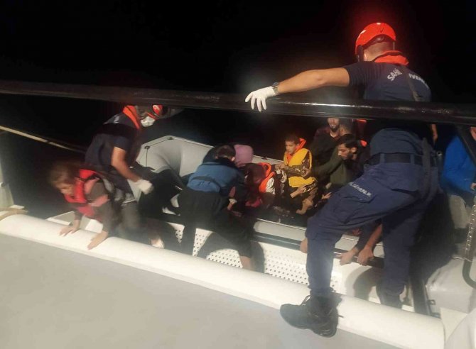 İ̇zmir Açıklarında Göçmen Hareketliliği: 203 Göçmen Karaya Çıkartıldı