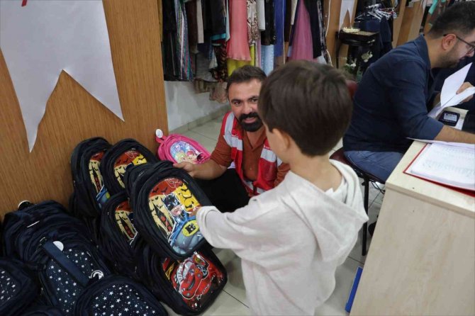 İ̇zmit Belediyesi Binlerce Öğrenciye Kırtasiye Seti Dağıtıyor