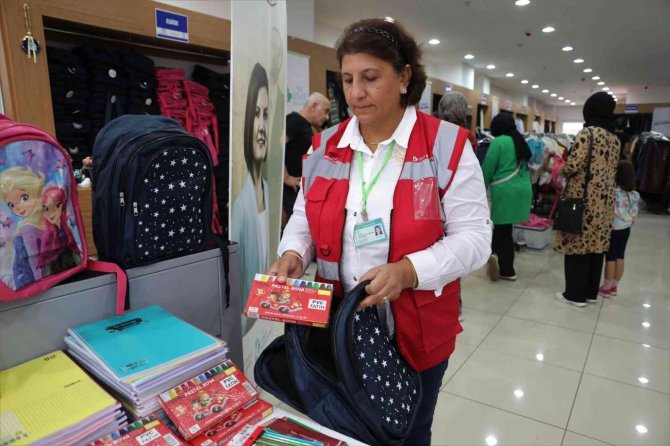 İ̇zmit Belediyesi Binlerce Öğrenciye Kırtasiye Seti Dağıtıyor