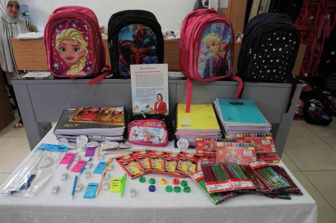 İ̇zmit Belediyesi Binlerce Öğrenciye Kırtasiye Seti Dağıtıyor