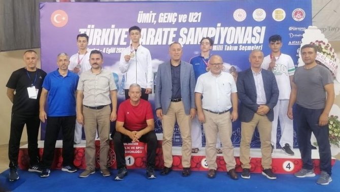 İ̇zmit Belediyesporlu Batuhan, Karatede Türkiye Şampiyonu Oldu