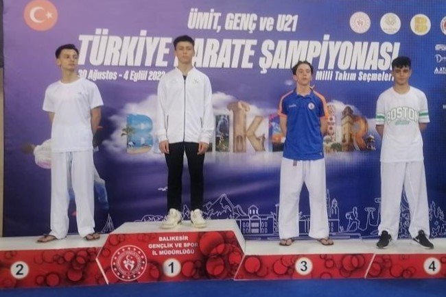 İ̇zmit Belediyesporlu Batuhan, Karatede Türkiye Şampiyonu Oldu