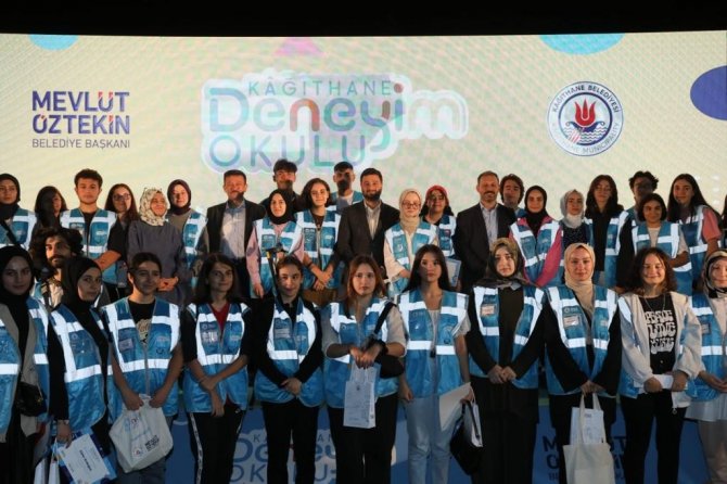 Kağıthane’de ‘Deneyim Okulu’nun Öğrencileri Sertifikalarını Aldı