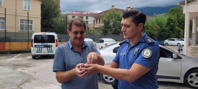 Ender Rastlanan Halkalı Küçük Cılıbıt Kuşuna Polis Şefkati