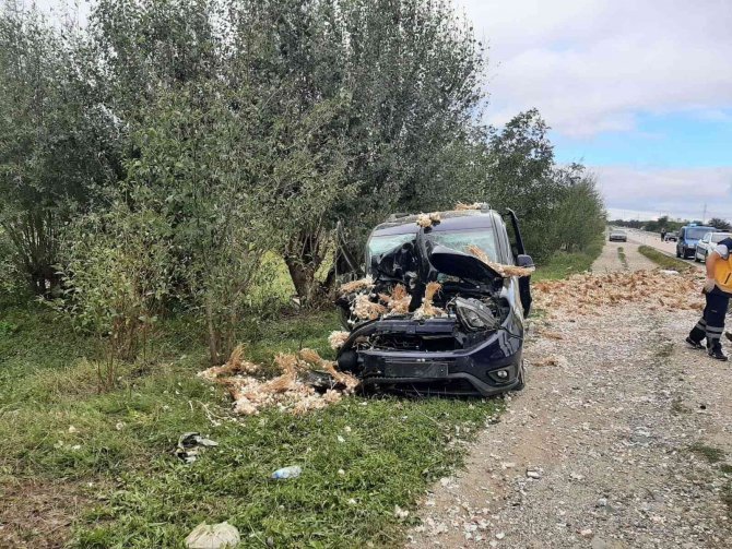 Hafif Ticari Araç Sarımsak Yüklü Traktöre Çarptı: 7 Yaralı