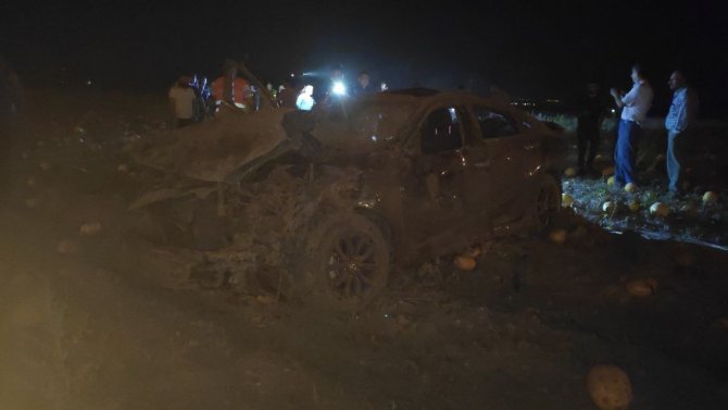 Işıkta Bekleyen Minibüse Çarpan Araç Tarlaya Uçtu: 2 Yaralı