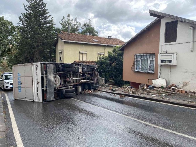 Üsküdar’da Doğalgaz Kutusuna Çarpan Kamyonet Yan Yattı