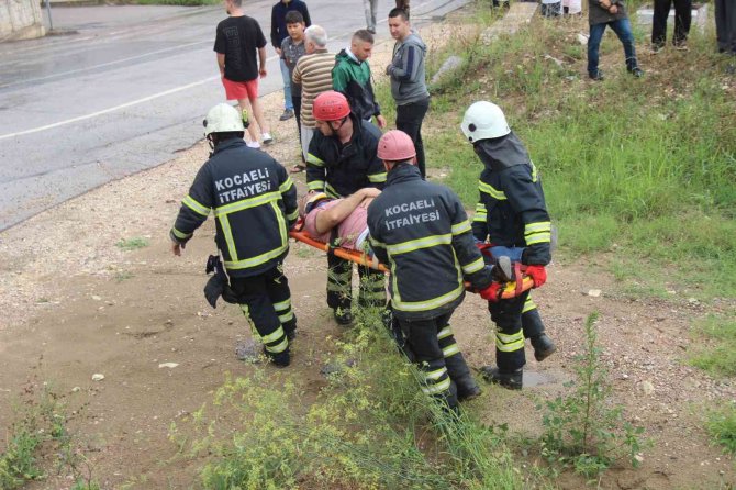 Yağış Kazayı Beraberinde Getirdi, Tem’de Tır Ağaçlık Alana Girdi: 1 Yaralı