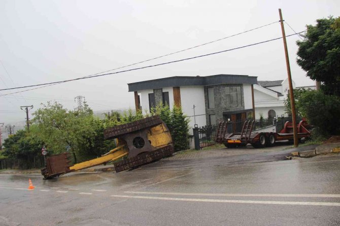 Tırdan İndirilirken Devrilen İş Makinesinin Operatörü Yaralandı