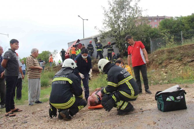 Yağış Kazayı Beraberinde Getirdi, Tem’de Tır Ağaçlık Alana Girdi: 1 Yaralı