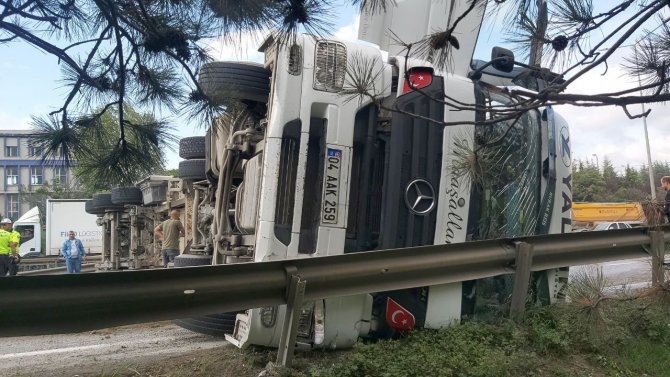 Servis Aracı Devrilen Tıra Çarptı: 5 Yaralı
