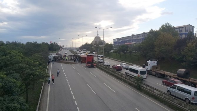 Servis Aracı Devrilen Tıra Çarptı: 5 Yaralı