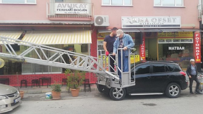 Terasta Mahsur Kalan 72 Yaşındaki Emekli Astsubayı İtfaiye Kurtardı