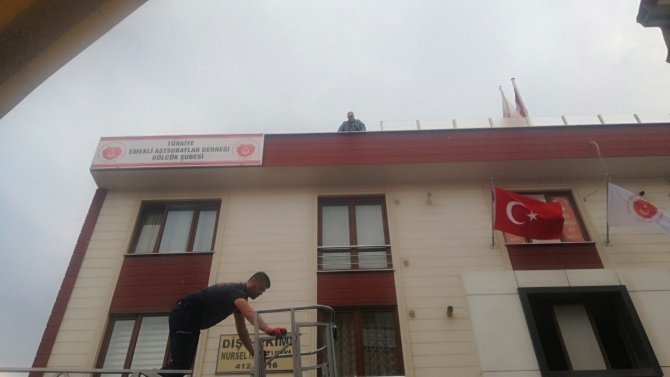 Terasta Mahsur Kalan 72 Yaşındaki Emekli Astsubayı İtfaiye Kurtardı