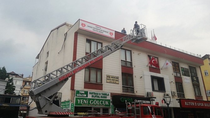 Terasta Mahsur Kalan 72 Yaşındaki Emekli Astsubayı İtfaiye Kurtardı