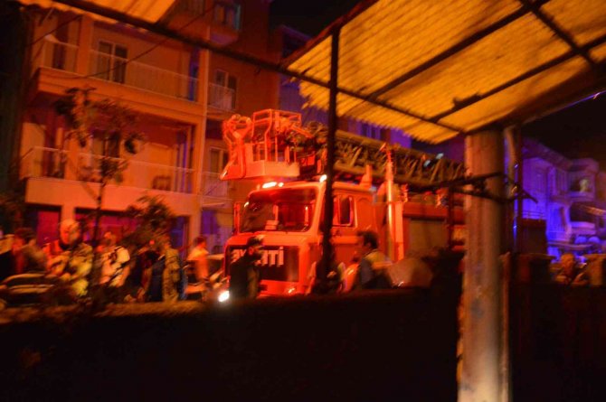 Tavşanlı’da Yangın, Dumandan Etkilenen Bir Kişi Hastaneye Sevk Edildi