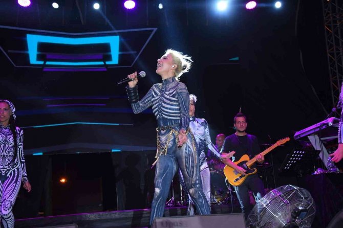 Hande Yener, Salihli’nin 100. Kurtuluş Yılını Taçlandırdı