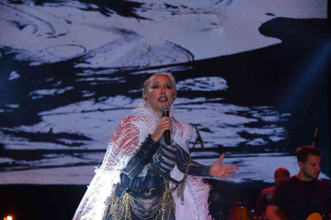 Hande Yener, Salihli’nin 100. Kurtuluş Yılını Taçlandırdı