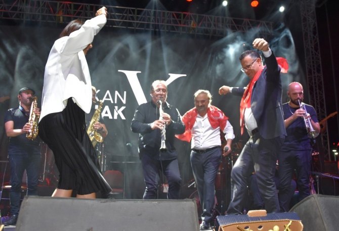 Alaşehir Üzüm Festivalinde Volkan Konak Sahne Aldı