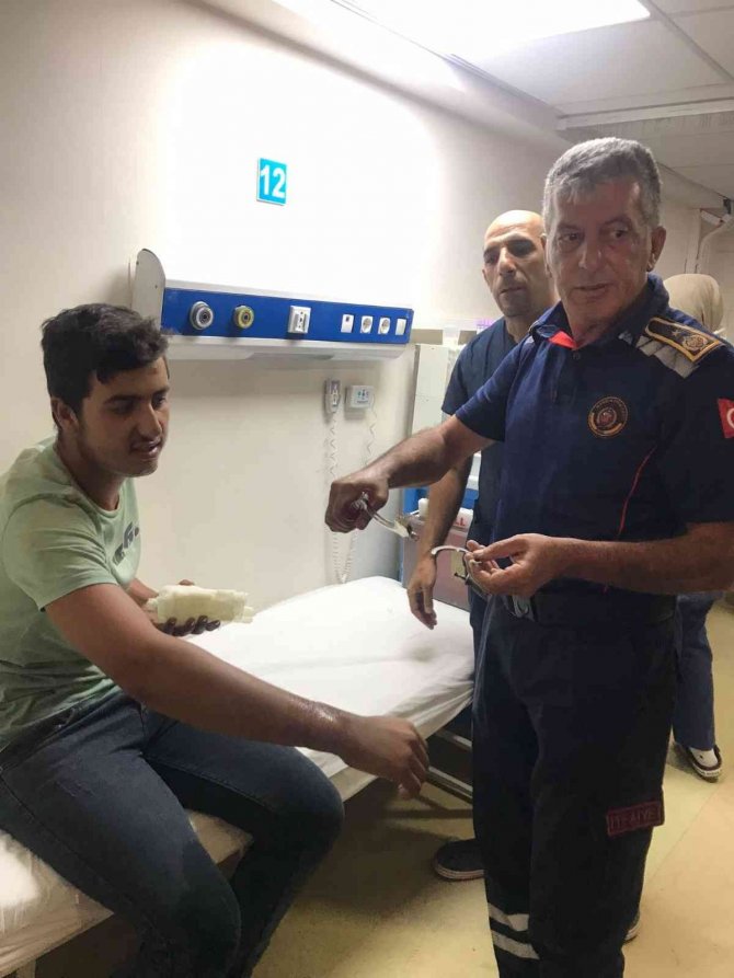 Yerde Bulduğu Kelepçeyi Koluna Taktı, İmdadına İtfaiye Ekipleri Koştu