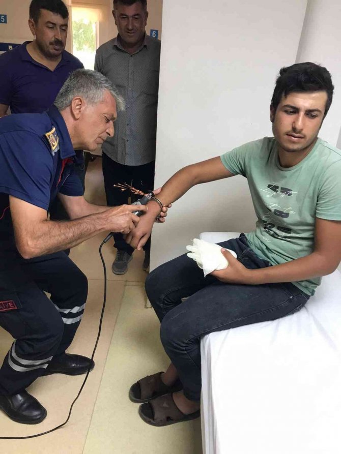 Yerde Bulduğu Kelepçeyi Koluna Taktı, İmdadına İtfaiye Ekipleri Koştu