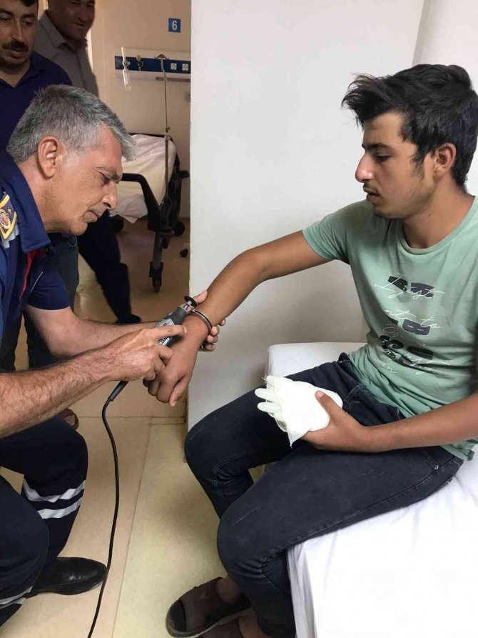 Yerde Bulduğu Kelepçeyi Koluna Taktı, İmdadına İtfaiye Ekipleri Koştu