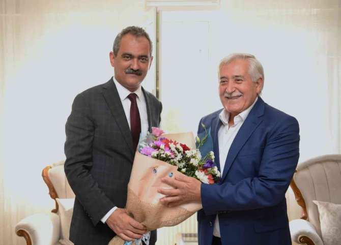 Bakan Özer, Yeni Atanan Meslektaşları İle Birlikte Emekli Öğretmen Kemalettin Çelik’i Evinde Ziyaret Etti