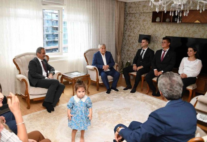 Bakan Özer, Yeni Atanan Meslektaşları İle Birlikte Emekli Öğretmen Kemalettin Çelik’i Evinde Ziyaret Etti