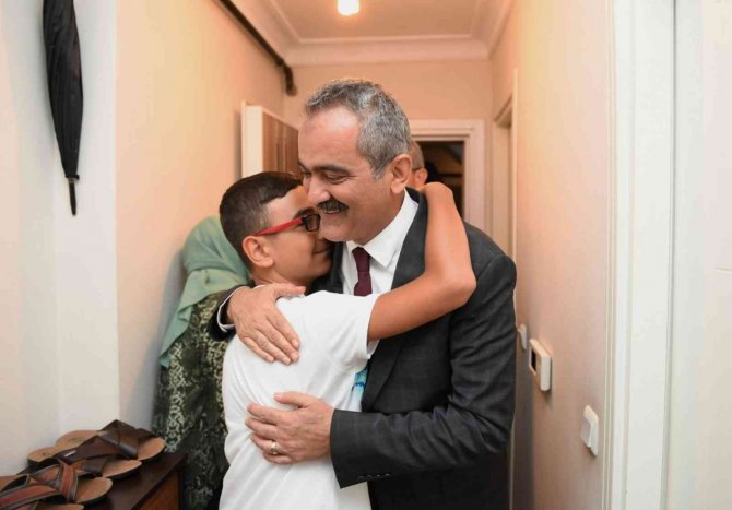 Bakan Özer, Yeni Atanan Meslektaşları İle Birlikte Emekli Öğretmen Kemalettin Çelik’i Evinde Ziyaret Etti