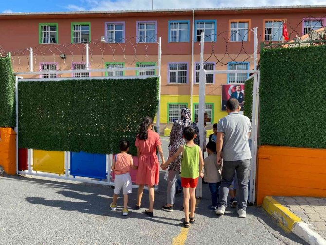 Minikler İçin İlk Ders Zili Çaldı