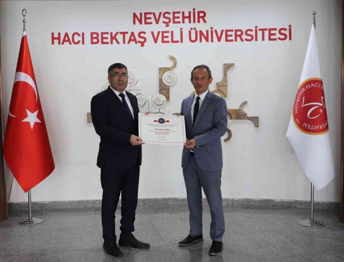 Rektör Aktekin, “Engelsiz Üniversite Bayrakları”nı Birimlere Teslim Etti