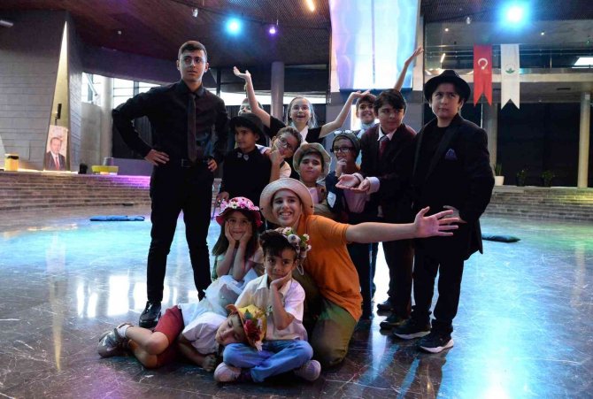 Osmangazi Tiyatro Okulu’nda Prömiyer Coşkusu