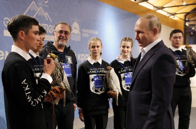 Putin, Türü Kaybolma Tehlikesiyle Karşı Karşıya Olan Bir Şahini Besledi