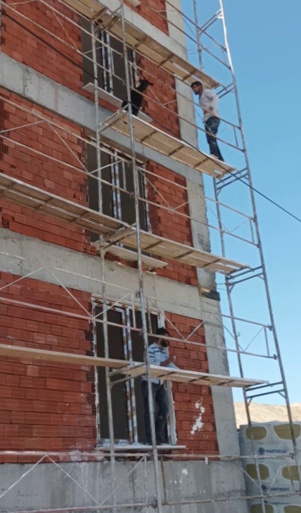 Keçi Öyle Bir Yere Çıktı Ki, Çıktığı Yerden İndirmek Çok Daha Zor Oldu