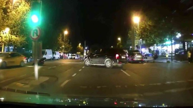 Sancaktepe’de Hatalı Dönüş Kazası: Taksinin Altında Kalmaktan Kıl Payı Kurtuldu