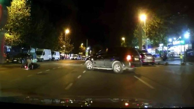 Sancaktepe’de Hatalı Dönüş Kazası: Taksinin Altında Kalmaktan Kıl Payı Kurtuldu