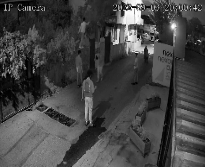Ümraniye’de Bekçiye Yakalanan Hırsızlar Kaçarken Güvenlik Kamerasını Kırdı