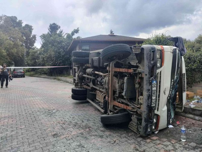 Sarıyer’de Dar Yokuşta Virajı Alamayan Kamyonet Devrildi