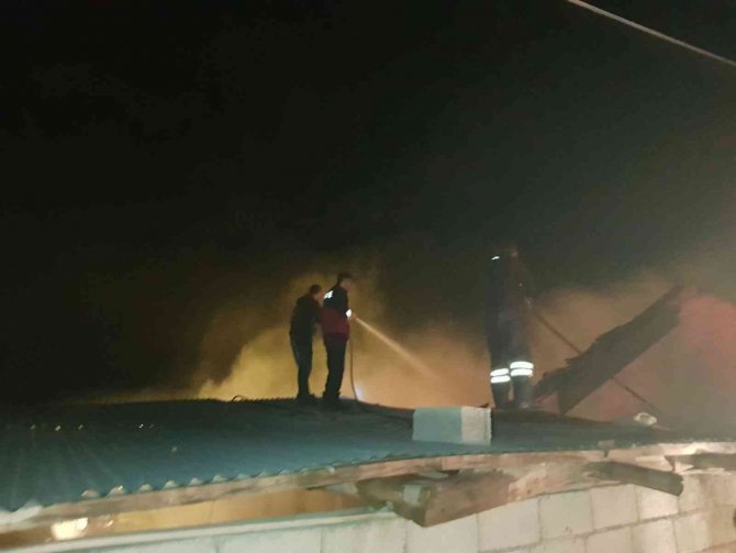 Alevler Geceyi Aydınlattı, Ev Tamamen Yanarak Kül Oldu