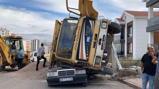 Mıcır Yüklü Kamyon Mercedes’i Hurdaya Çevirdi
