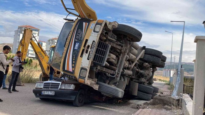 Mıcır Yüklü Kamyon Mercedes’i Hurdaya Çevirdi