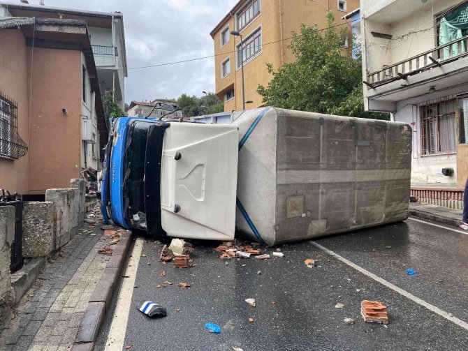 Üsküdar’da Doğalgaz Kutusuna Çarpan Kamyonet Yan Yattı