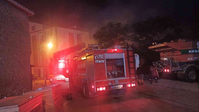 Tarihi Bina Alev Alev Yandı